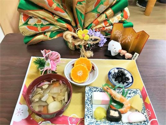 季節行事に合わせた特別メニュー。正月の意識した料理が盛られている。