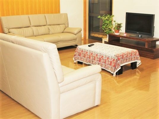 ソファが二つ置かれ、テーブルやテレビもある共有スペース。