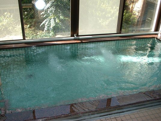 プールのように大きな大浴場の様子。施設内に設置されている浴室の写真