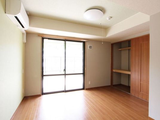 フローリングの部屋にはエアコンが付き、棚が設置された大きな収納スペースも用意されている。