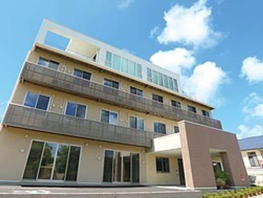 ３階建ての建物の外観写真。サービス付き住宅「る・りあん豊洋台」の外観