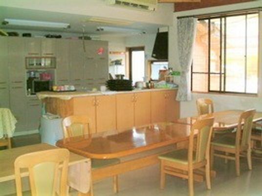 ダイニングテーブルが複数並んだ食堂には対面式のキッチンもある。