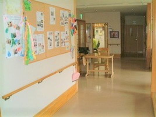 入居者の作品が飾られた廊下には手すりが付き、幅も広い。