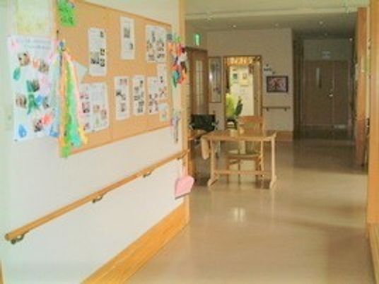 入居者の作品が飾られた廊下には手すりが付き、幅も広い。