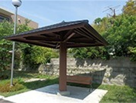 中庭に設置してあるベンチと日よけの様子。東屋のような形をしている