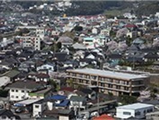 施設から周辺を眺めた時の眺望。街並みが写っている様子輪が借る