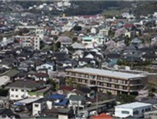 施設から周辺を眺めた時の眺望。街並みが写っている様子輪が借る