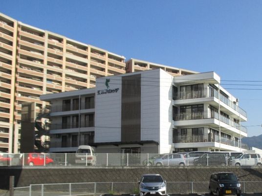 少し高台になってい場所に建っている4階建ての建物の外壁にはホーム名が書かれている。