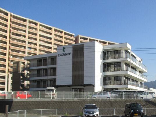 少し高台になってい場所に建っている4階建ての建物の外壁にはホーム名が書かれている。