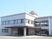 2階建ての建物は白を基調としていて玄関には車寄せが付き、建物の上の部分には赤い塔のようなものがある。