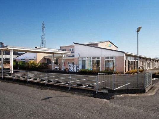 平屋建ての建物のある敷地内には大きな駐車場があり、車寄せも付いている。日当たりのいい場所に建っている。