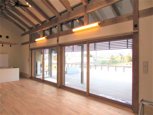 木材をふんだんに使用した館内は明るく、共有スペースから広いウッドデッキへ出入りができる。