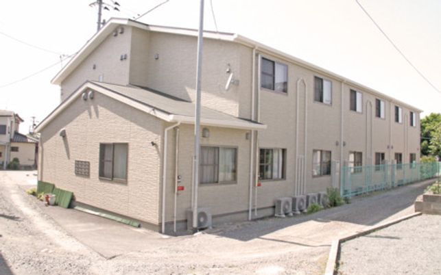 ２階建ての建物の外観写真。ファーストビレッジの外観