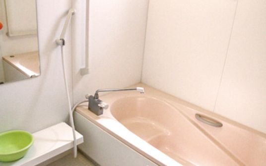 手すりがついている施設内の浴室の様子。施設内の設備の写真
