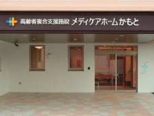 住宅の名前が書かれた屋根がある玄関。自動ドアが付き、余計なものは置かれていない。