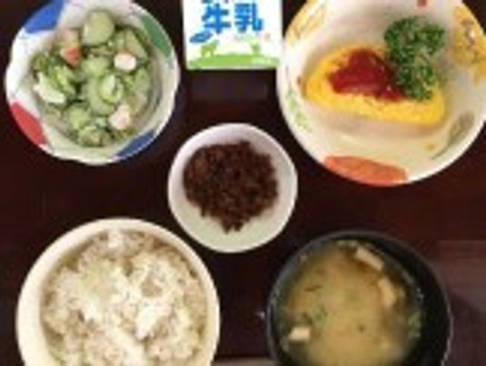 ごはんと数種類のおかず類が並んでいる様子。テーブルを写した写真