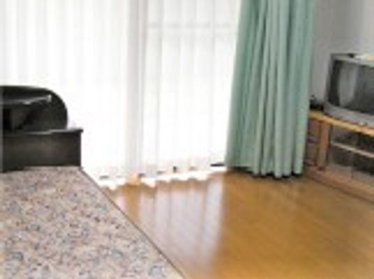 個室内にベッドやカーテン、調度品が並んでいる様子。施設内の部屋の一例