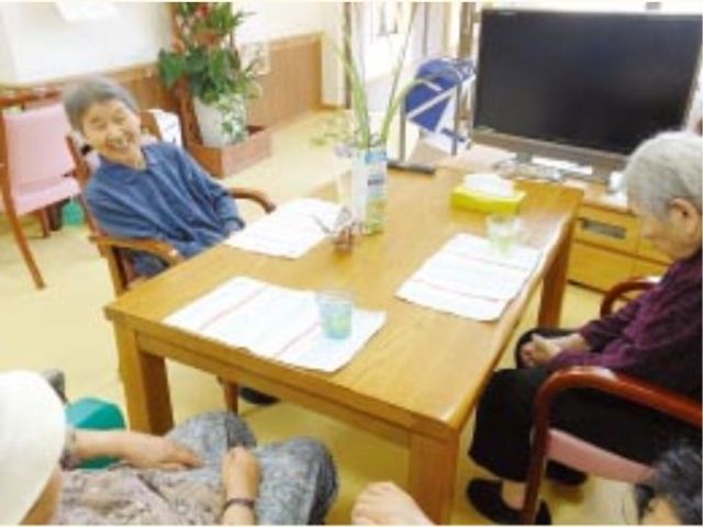 ご利用者様同士の交流も盛んです。同い年ぐらいの仲間とは、昔話が楽しめるのが良いところ。ご自宅とは違う心地よさがあります。