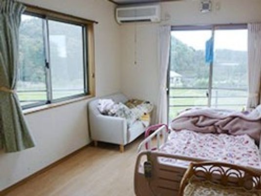ベッドやエアコンが付いた居室には大きな窓が付き、見晴らしもよい。