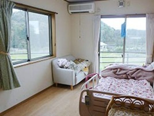 ベッドやエアコンが付いた居室には大きな窓が付き、見晴らしもよい。