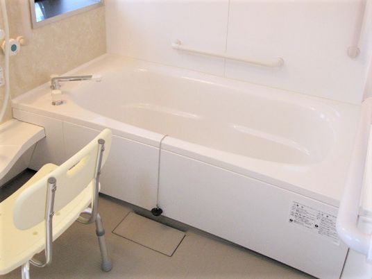シャワーチェアが置いてある施設内の浴室。介護仕様の浴室の写真