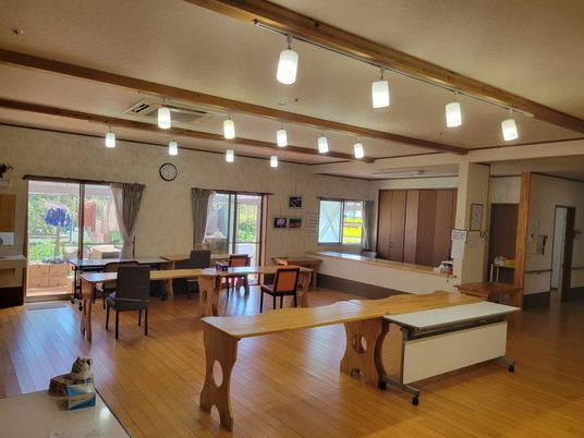 木でできた机と、複数の椅子が設置されている広い食堂