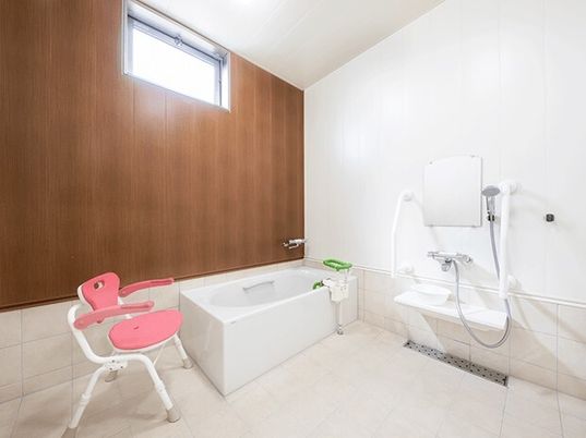 浴室には一人用の浴槽が設置され、シャワーやシャワーチェアもあり、小さな窓も付いている。