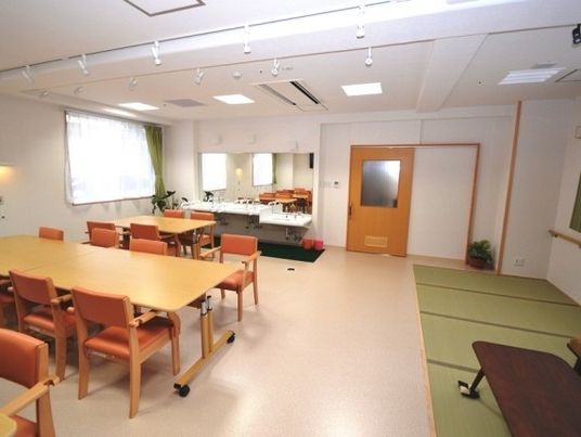 畳スペースがある共有スペースにはテーブルセットが置かれ、洗面所もある。