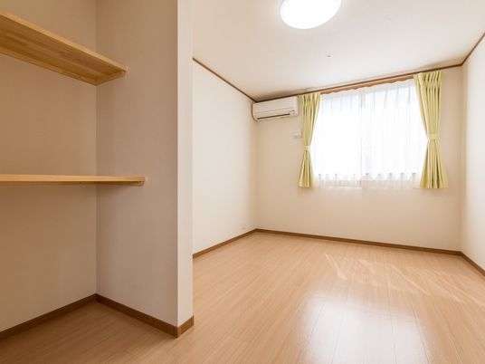 入居前の何もない居室の様子。施設内の利用者用の個室の写真