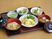 ごはんと汁物、その他の複数のおかずが並んでいるある日のメニュー