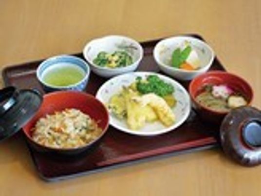 ごはんと汁物、その他の複数のおかずが並んでいるある日のメニュー