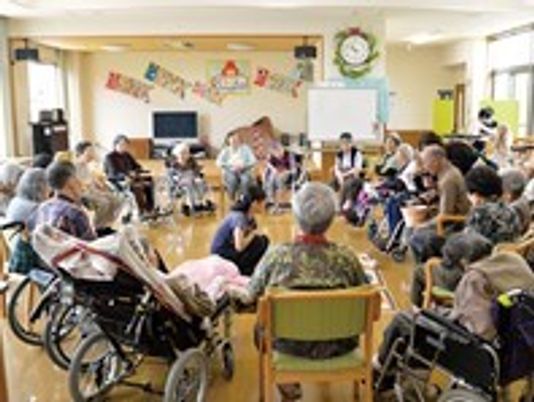 高齢者側になってレクリエーションを楽しんでいる様子。車いすに座っている人が多い