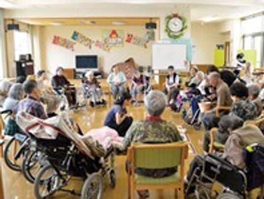 高齢者側になってレクリエーションを楽しんでいる様子。車いすに座っている人が多い