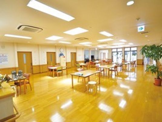 オールバリアフリーのひろい空間にいすとつくえが間隔を置いて配置されている様子