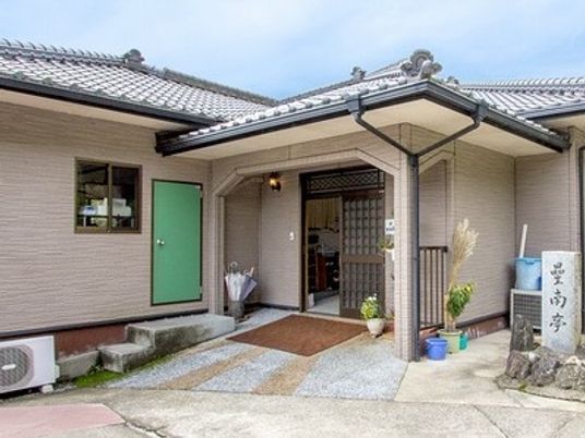 車いす用にフラットにしてあるエントランス。日本家屋風の一軒家仕様の建物