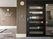 エントランス周辺には余計なものがなく、段差もない。一般のマンションのようなたたずまい。