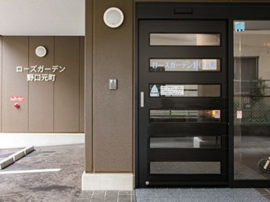 エントランス周辺には余計なものがなく、段差もない。一般のマンションのようなたたずまい。