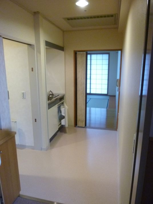 キッチン、居間、トイレが設置されている1人部屋