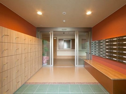 玄関にはそれぞれの郵便受けと靴箱、大きなベンチがあり、段差はない。