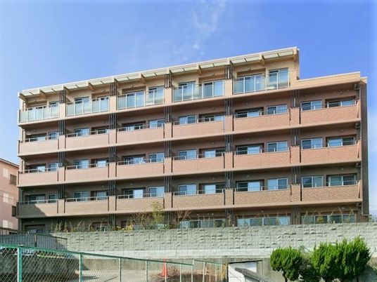 5階建ての建物は重厚感があり、最上階はほかの会よりも小さい。