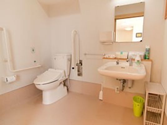 手すりが複数ついたトイレは面積も広く、手洗い場もある。