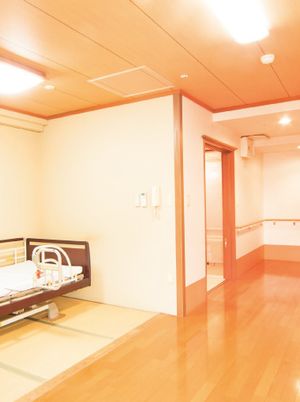 施設内の共有スペースの様子。ベッドが置いてある静養スペースがある写真