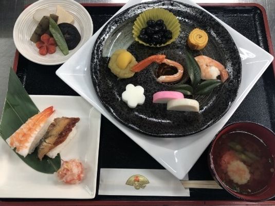 おせちのような雰囲気の膳を写したもの。特別な日に出される特別食