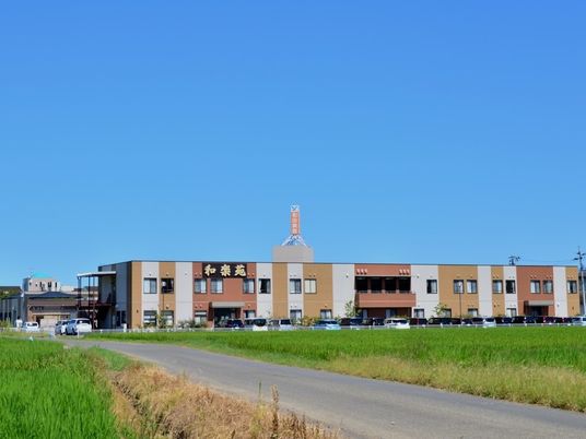 大きな建物のない自然が広がる土地に建てられた高齢者向け施設の外観