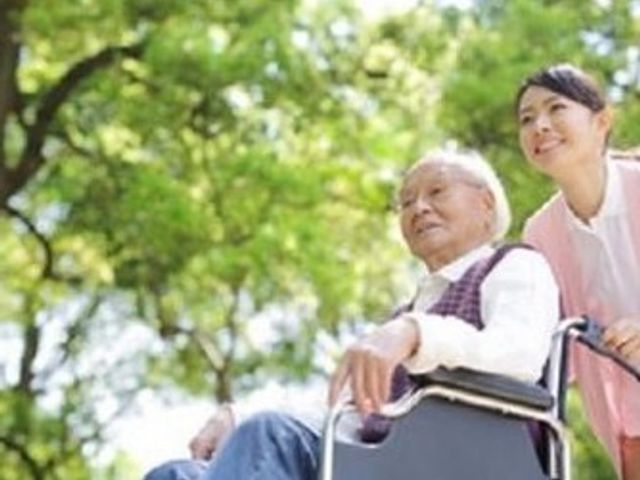 訪問介護はご入浴やお食事、排せつの介助だけでなく、お買い物や外出の付き添いなども行っております。