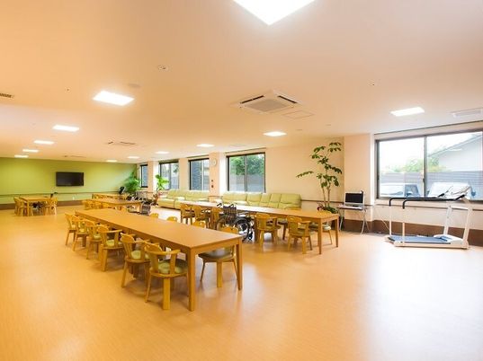 高齢者向け施設内にある広めのリビングスペースの様子。施設内の共有スペースの写真