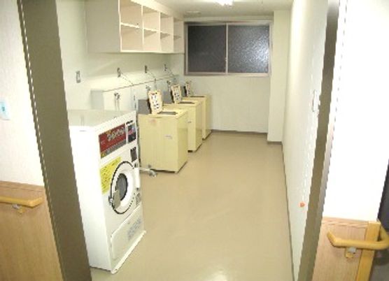 乾燥機と洗濯機が入っている小さなスペース。家電ルーム