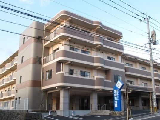 鉄骨造３階建ての建物の様子。淡い色合いの建物が写っている
