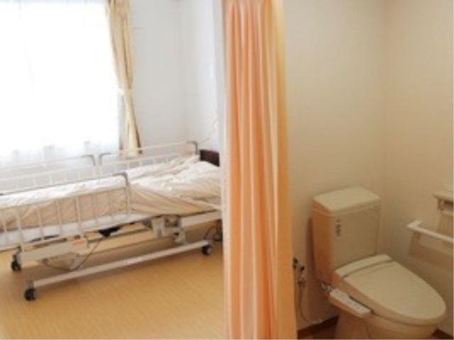 お部屋はトイレを備え付け、ご利用者様のプライバシーにしっかりと配慮しています。生活の利便性を高め、安全対策も万全です。