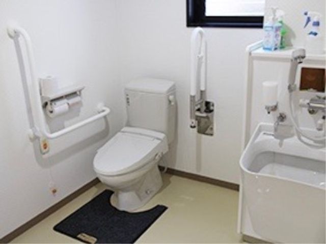 トイレなどの設備もしっかりとバリアフリーを徹底し、介護ニーズのある方の暮らしをサポートいたします。安心の暮らしをお楽しみください。